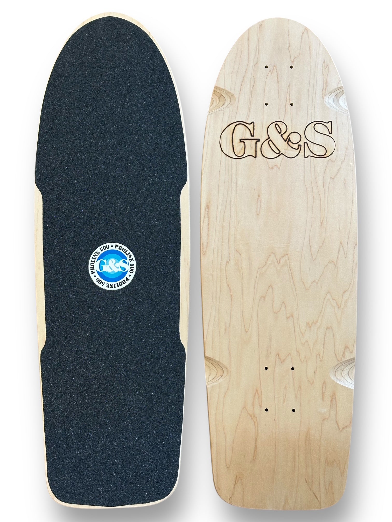 G&S ProLine 500 - Blue skateboard deck: Natural maple old-school shaped deck with an outlined G&S logo in the centre. The photo's other side shows black grip with a round blue ProLine 500 G&S sticker.