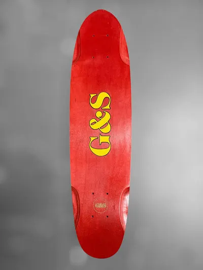 G&S 29 G&S Warp 2 Roundtail - RED skateboard deck: Yellow G&S ampersand logo in the middle of a red-stained roundtail cruiser, with wheel-well cut-outs and a small round logo near the tail.